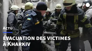 Ukraine: les secouristes de Kharkiv évacuent des victimes des bombardements | AFP Images