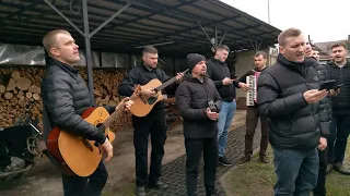 Він родився в бідних яслях....