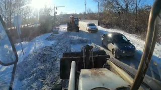 Вычищаем дорогу от льда с большим экскаватором.Побывали на кладбище.