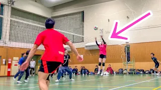 (Volleyball match) A very cute setter makes a fast set.