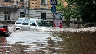 Московское метро, дороги и машины ушли под воду. Мощнейшие ливни затопили российскую столицу