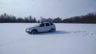 Дастер в глубоком снегу(2)