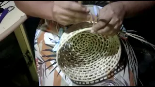 ensinando fazer uma cesta de palha de carnaúba