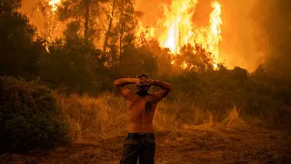 Hundreds on Greek island of Evia flee homes as wildfires continue to rage • FRANCE 24 English