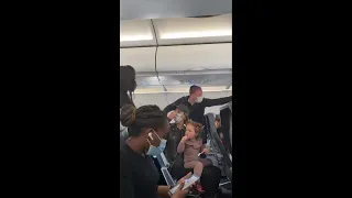 Familie aus Flugzeug geworfen,weil 2 jährige Tochter ohne Maske isst!Doch gehen mußte die Stewardess