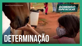 Menina de 8 anos vende pulseiras para realizar sonho de ter um cavalo