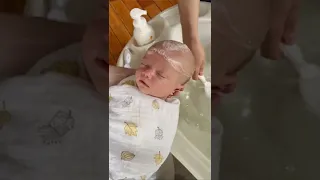 бережное мытье головы новорожденного