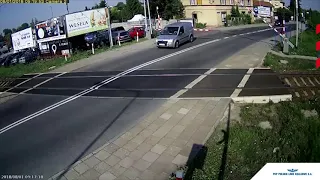 Niebezpieczne zachowanie kierowcy na przejeździe w Koszalinie