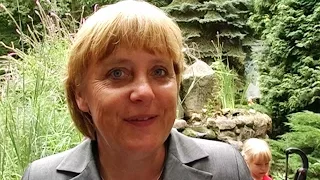 Angela Merkel im Zoo Eberswalde (17.08.2004)