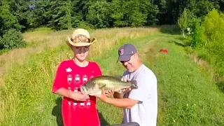 POND HOPPING-He Caught His PB Large Mouth