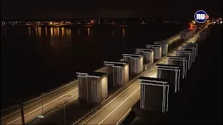 Grote lichtkunstwerken op Afsluitdijk geplaatst