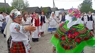 Карагод "Ой, не хадзі, стары" ля клубу. "Юраўскі карагод" у в. Пагост (Жыткавіцкі раён). 06.05.2024