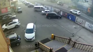 В соцсетях появилось видео момента смертельного ДТП на улице Авиационной в Сочи