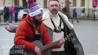 Шнуров показал как нужно петь на улице