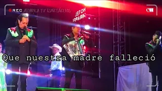 Los tigres del norte se enteran del fallecimiento de su mamá durante un concierto en Querétaro.