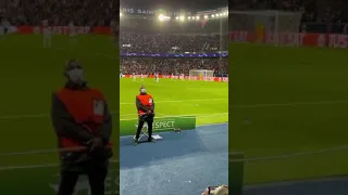 Security guard gets hyped up over Messi goal 😂 #Shorts #Football #Funny