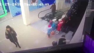 Детей затянуло в эскалатор Ставрополь, 29.12.2016