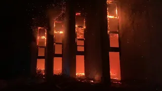 Пожар в Кабардинке от первого лица. Горит огромное здание. Приехали раньше пожарной машины.