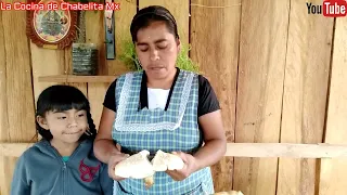 Preparando un delicioso mole de hongo de pino