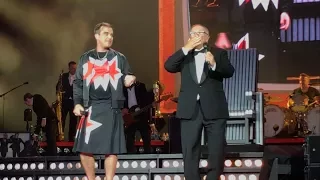 Robbie Williams and his dad - Sweet Caroline - Hannover 11.07.2017 HDI Arena