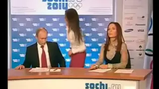 Девка под столом у Путина!)))