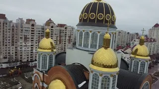 Volando dron sobre Lago Obolon, Kyiv, Ucrania / Летающий дрон над озером Оболонь, Киев, Украина