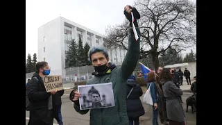 Протест под надслов "Свобода за Навални" се провежда пред руското посолство