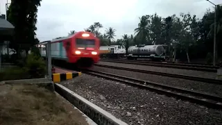 Momen langka Kereta api rewulu memasang tanki BBM
