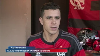 Torcedor tatua camisa do Flamengo em tamanho real no próprio corpo