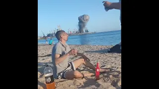 Ucraino continua a divertirsi in spiaggia nonostante le bombe russe a Berdyansk