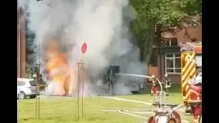 Rettungswagen explodiert während Löscharbeiten in Bad Segeberg