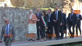 Virginia Raggi riceve la regina di Danimarca nel Foro di Cesare