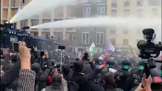 В Берлине при температуре +12 полиция поливает из водометов протестующих против COVID-мер