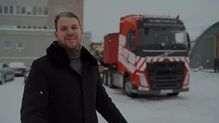 Volvo FH на перевозке строительной техники в компании АСТ Плюс