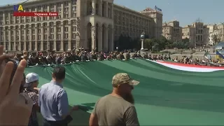 В центре Киева развернули огромный флаг Ичкерии