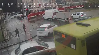 В Днепре на Яворницкого столкнулись Mazda и трамвай №1: видео момента