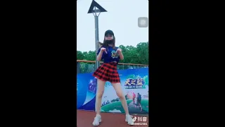 【Tik Tok】【抖音】美女上衣太緊了！都勒的鼓起來了！來按摩按摩！抖音性感美女.flv