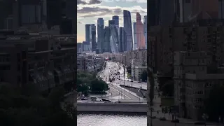 На фоне небоскребов Москва сити