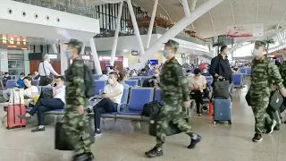 疫情过后的武汉火车站旅客熙攘，新兵入站有秩序。