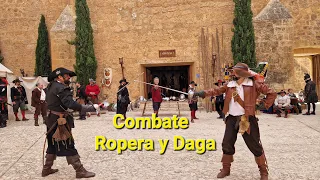 Combate con ropera y daga.