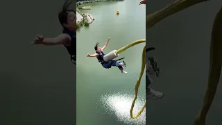 Incredible footage of a 🥱daring bungee jumper leaping from a bridge