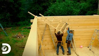 A difícil tarefa de construir uma cabana entre duas pessoas | Construções no Alasca | Discovery