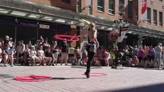 Busker ; hula-hoop tricks