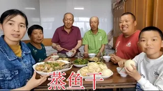 The dried fish from Qiandao Lake sent by relatives is accompanied by the big white steamed bread st