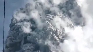 Мощное извержение вулкана Синабунг Индонезия