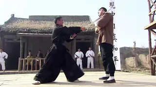 日本武士用刀狠狠砍向中國村民，沒成想中國村民渾身鐵一樣硬，刀槍不入！