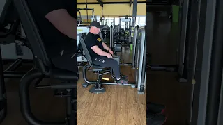 Ноги. Сведение ног в тренажере Technogym.