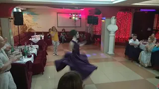 Дочь танцует цыганочку