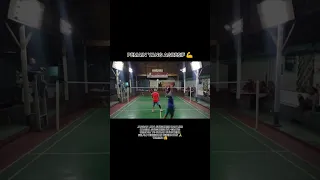 PEMAIN YANG AGRESIF DENGAN PUKULAN-PUKULAN KERAS NYA MENGENAI BADAN LAWAN🔥 #badminton #shorts