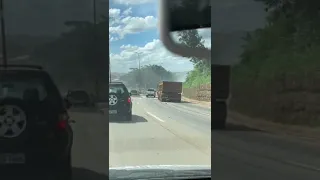Caminhão perde os freios e bate em três carros no Anel Rodoviário, em BH
